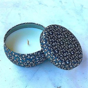 THE PIONEER WOMAN CANLDE MISTLETOE & JUNIPER TIN 4.95 OZ NEW